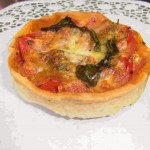Tomaten-Mozzarellaquiche mit Basilikum