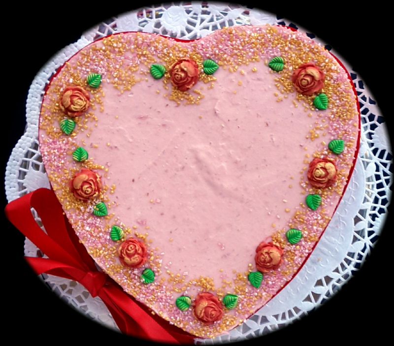 Valentinstag - Himbeerherz mit Zuckerrosen-Dekoration